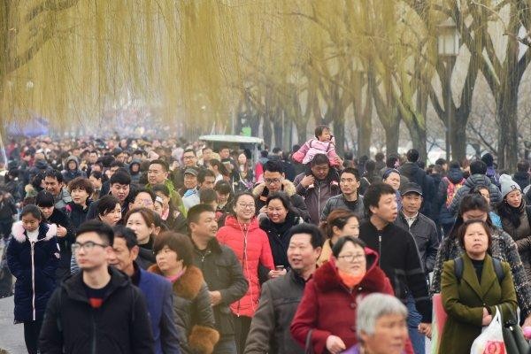 2月18日，春节长假过半，杭城进入阴雨模式。西湖景区，游客不减。 　　拍友 里尔 摄.jpg